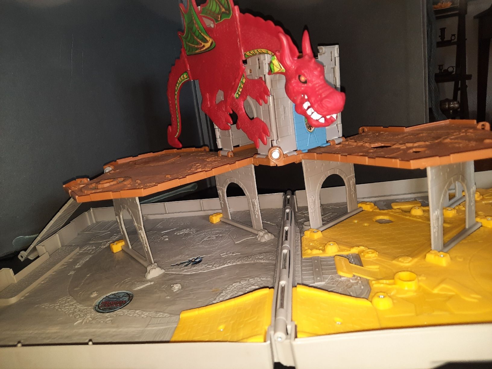 Matchbox Giocattoli: MATCHBOX Pop Up Dragon Shield Castle – Usato da Biasca venduto da Old_6blh 1