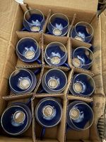 Tasse en verre et son support en plastique bleu