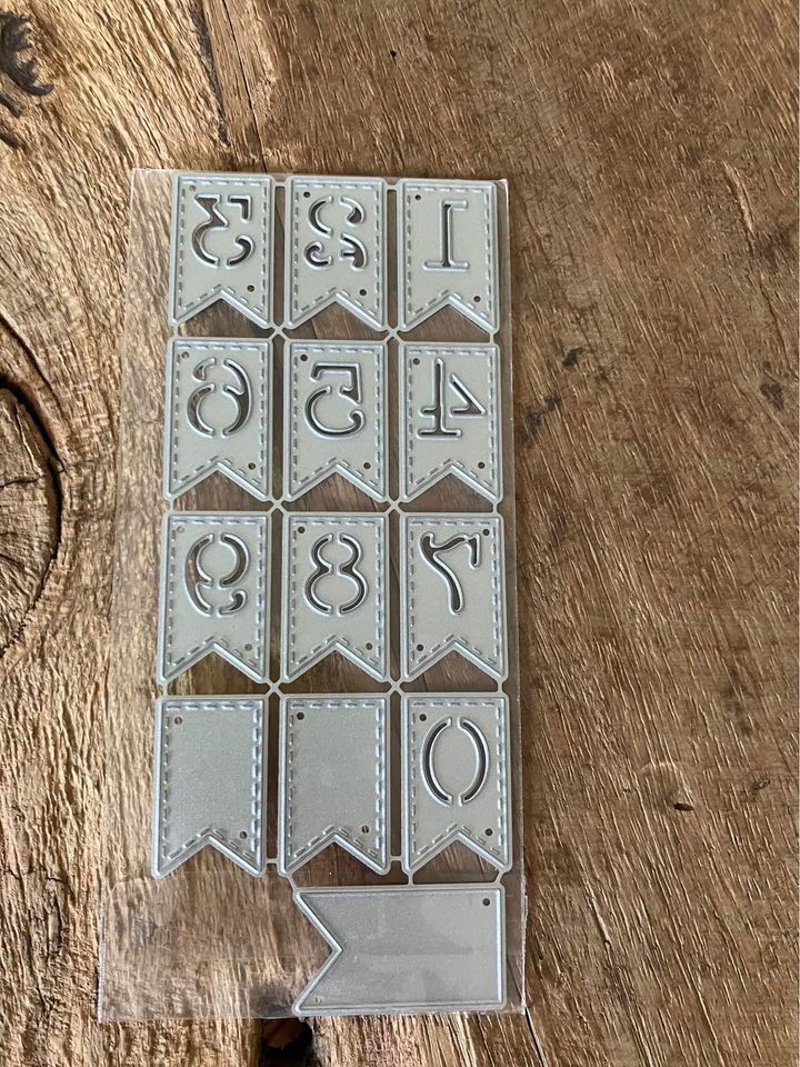 Sciablone: Neues Stanzschablonen-Set Zahlenfähnchen – Nuovo e nell'imballaggio originale da Effretikon venduto da wenuss 1