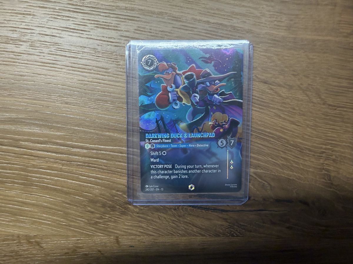 Disney Carte collezionabili: Lorcana Darkwing Duck & Launchpad 242/207 EN 13 Enchanted – Nuovo (secondo la descrizione) da Oberbuchsiten venduto da PokeDex