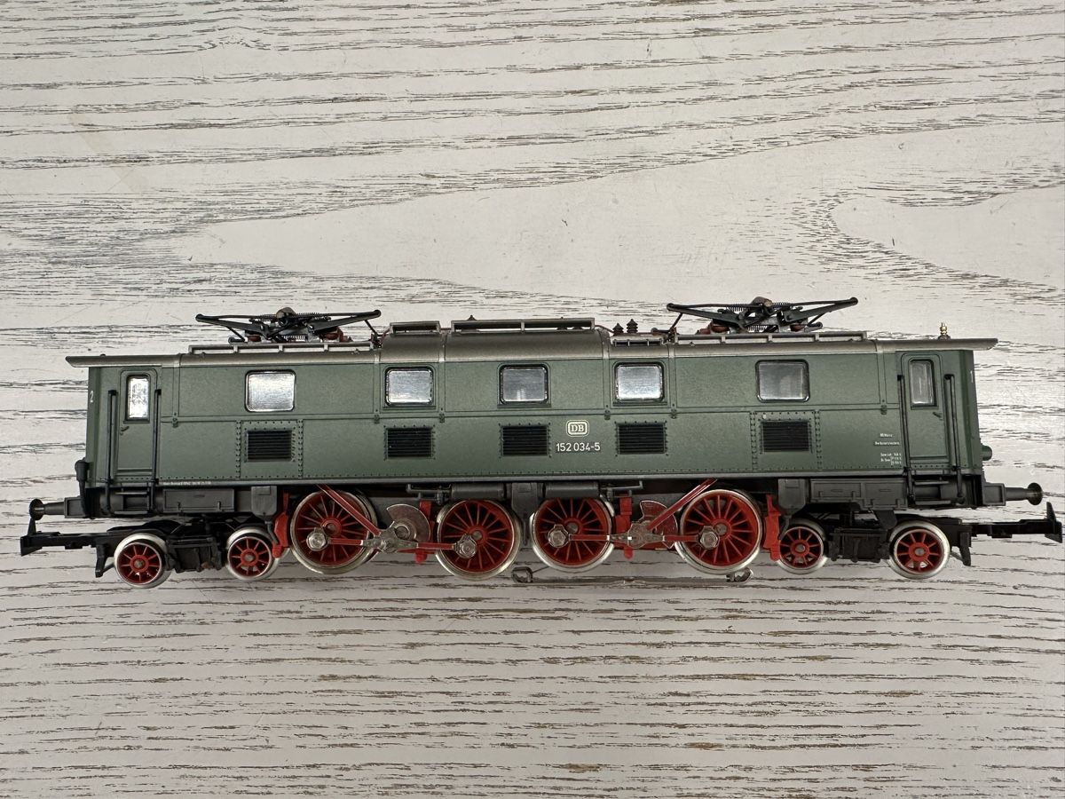 Märklin Modellini di ferrovie: Märklin 3366 DB BR 152 – Usato da Lupsingen venduto da New-Haven 3