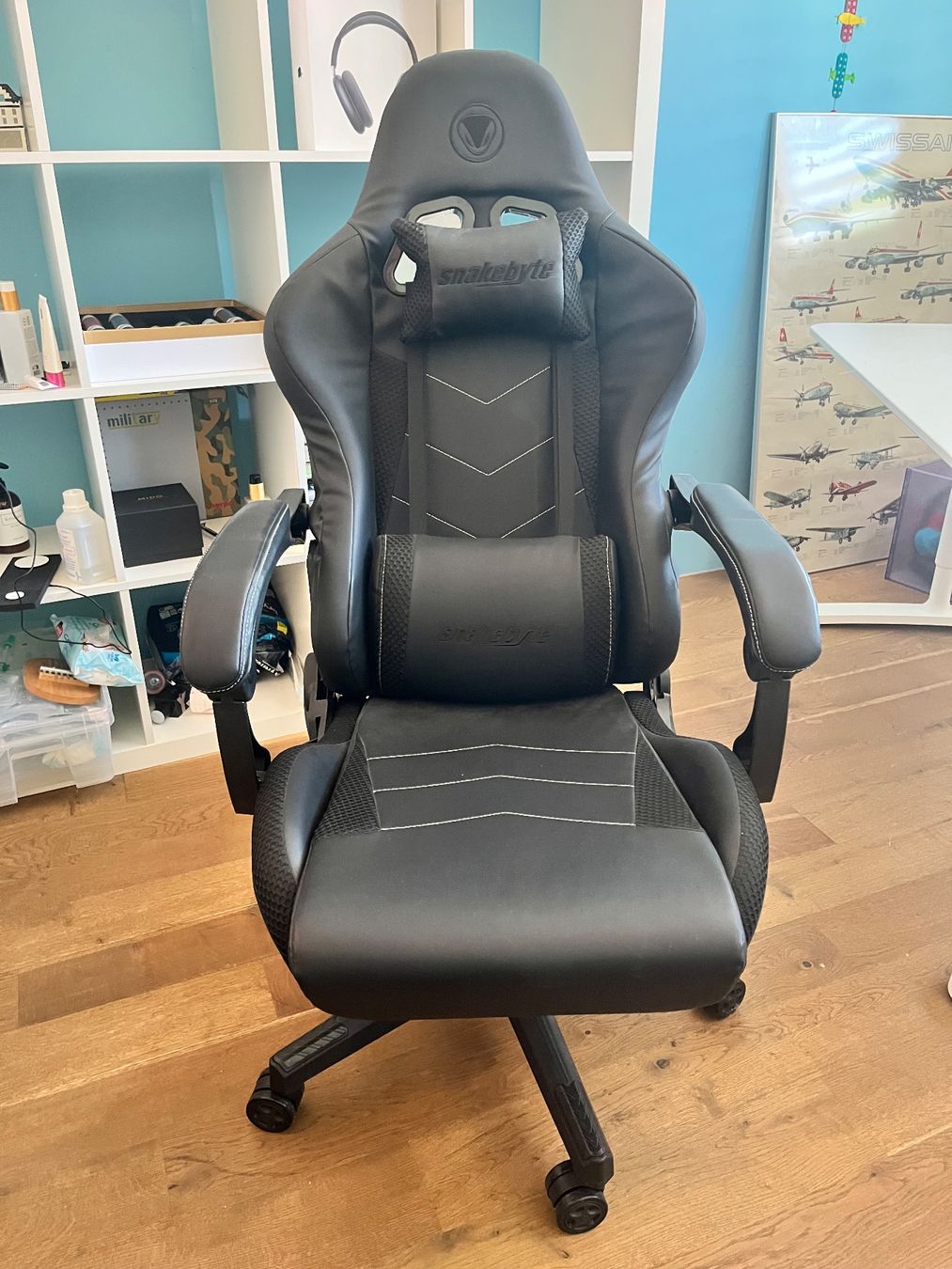 Chaises: Gaming-Stuhl auf Rollen; schwarz ("Snakebyte") – D'occasion à Solothurn par PaschalisSol