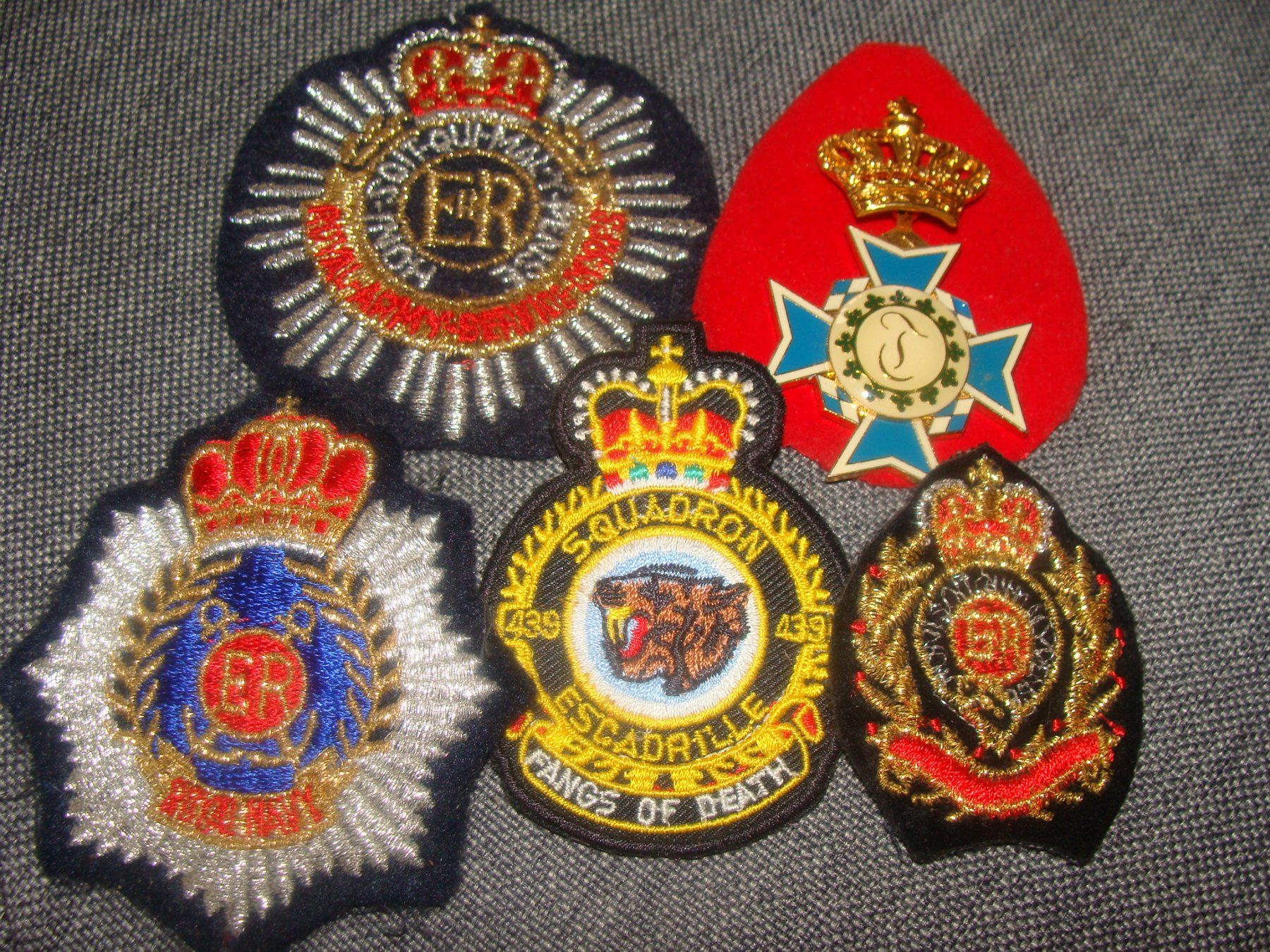 Placchette & Badge: Lot de badges Anglais – Usato da Cuarny venduto da hen_g7hn