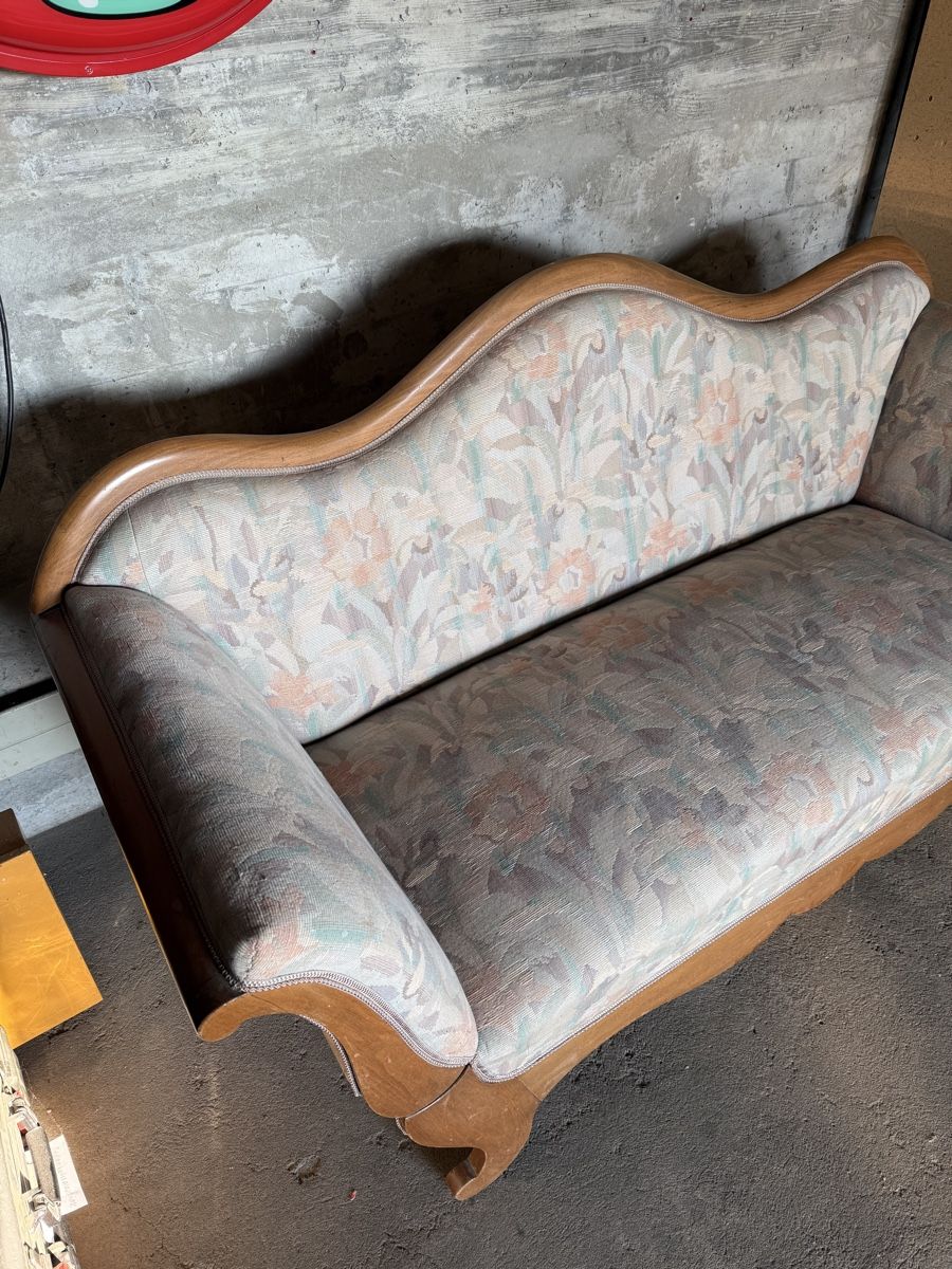 Divani: Antikes Sofa / Holzsofa / Zweiersofa – Usato da Port venduto da GaragenGold 4