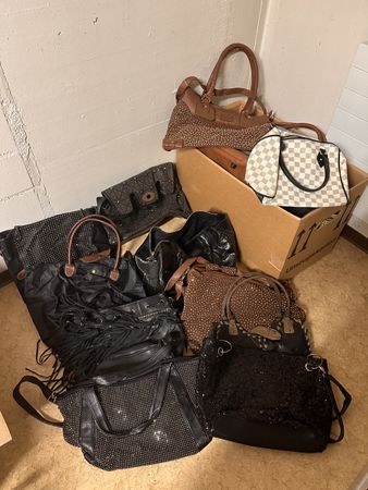 Kleidung  19 Kartons ÜBER 300 Sachen dabei .