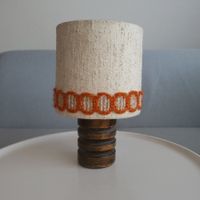 60er Jahren/Kleine Holztischlampe mit typischem Lampenschirm