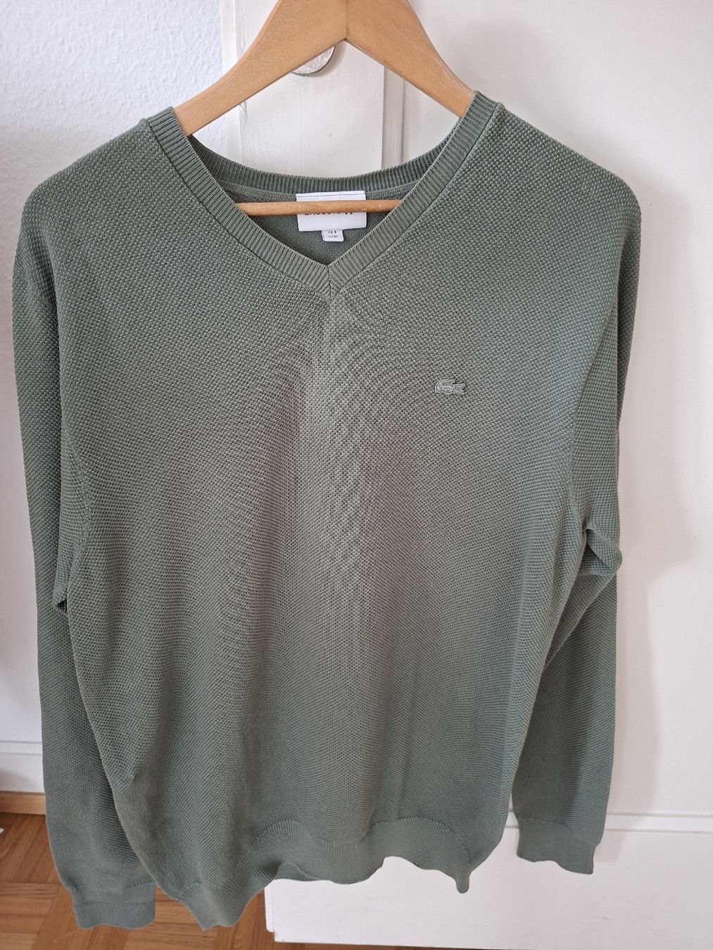 Lacoste Pullover & Sweatshirts: Pull col V LACOSTE vert taille M 100% coton – Gebraucht aus Renens VD von ser_j2fn 1