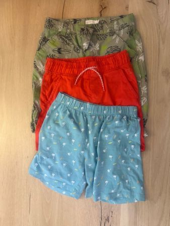 Set aus 3 bunten Sommershorts - Größe 128, wie neu!