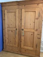 Antiker Bauernschrank aus Massivholz  2-türig