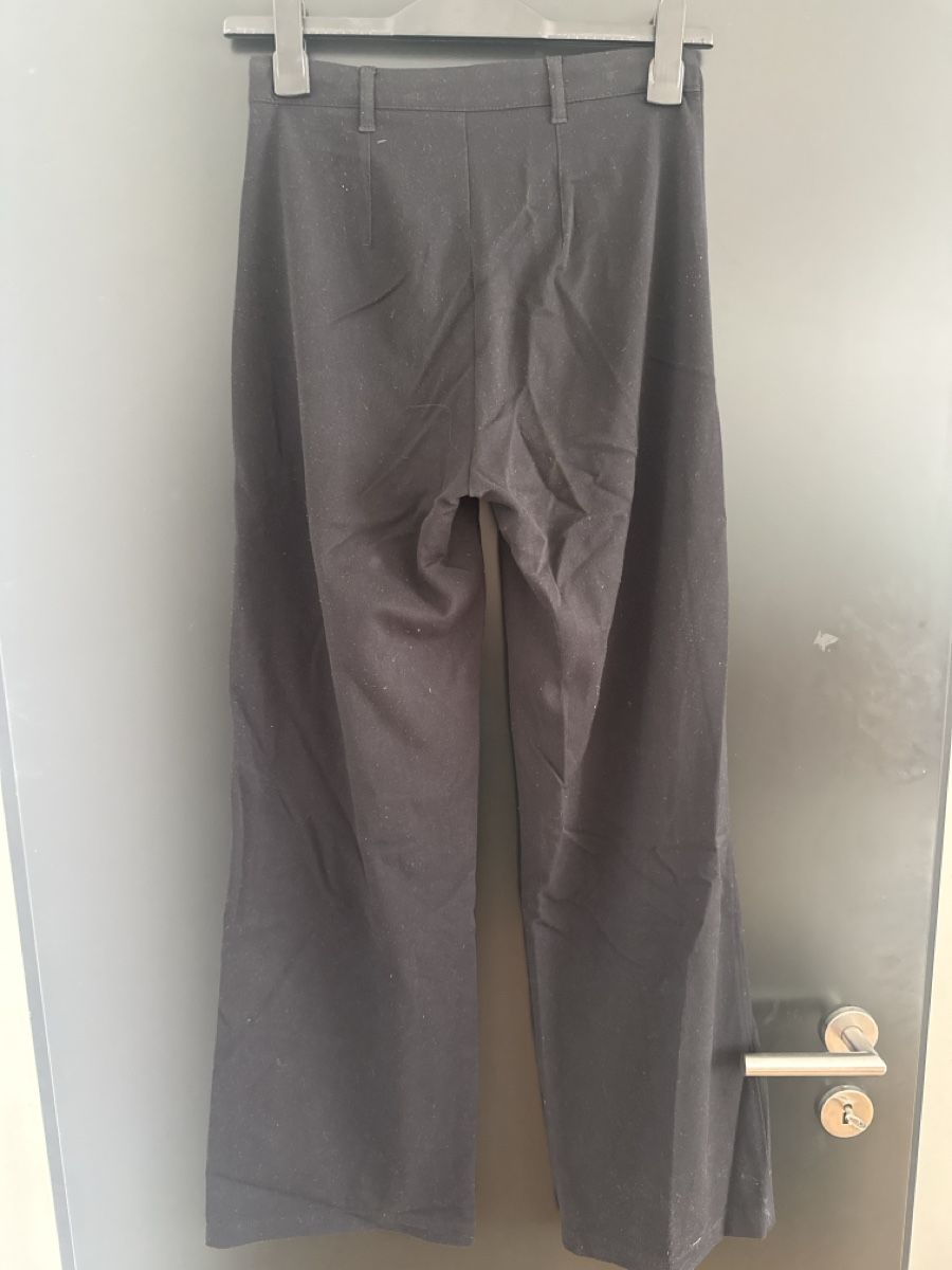 Bershka Pantalons: Schwarze Anzugshose – D'occasion à St. Niklausen LU par car_2562 1