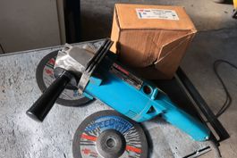 Makita 230 mm Winkelschleifer (Modell 9609NB) & 55 Scheiben