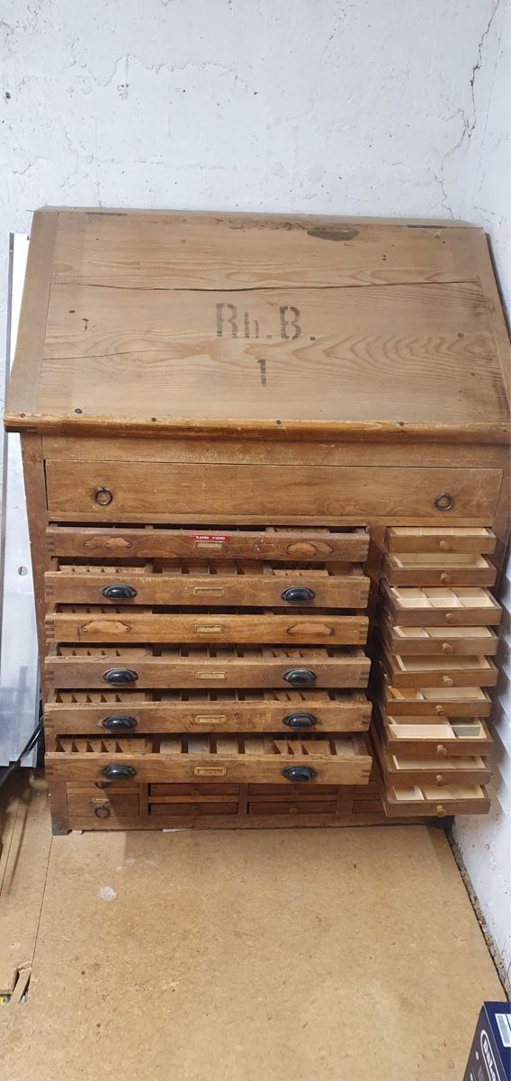 Cassettiere: Antikes Schrankmöbel mit vielen Schubladen – Usato da Malix venduto da Land1 2