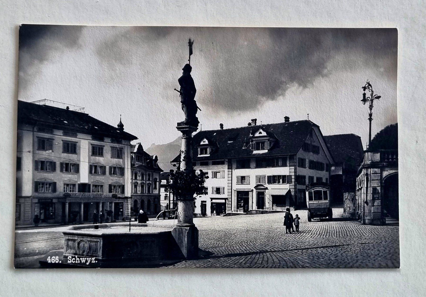 Cartes postales: Schwyz - Dorfplatz - Altes Postauto – D'occasion à Rothrist par RROENK