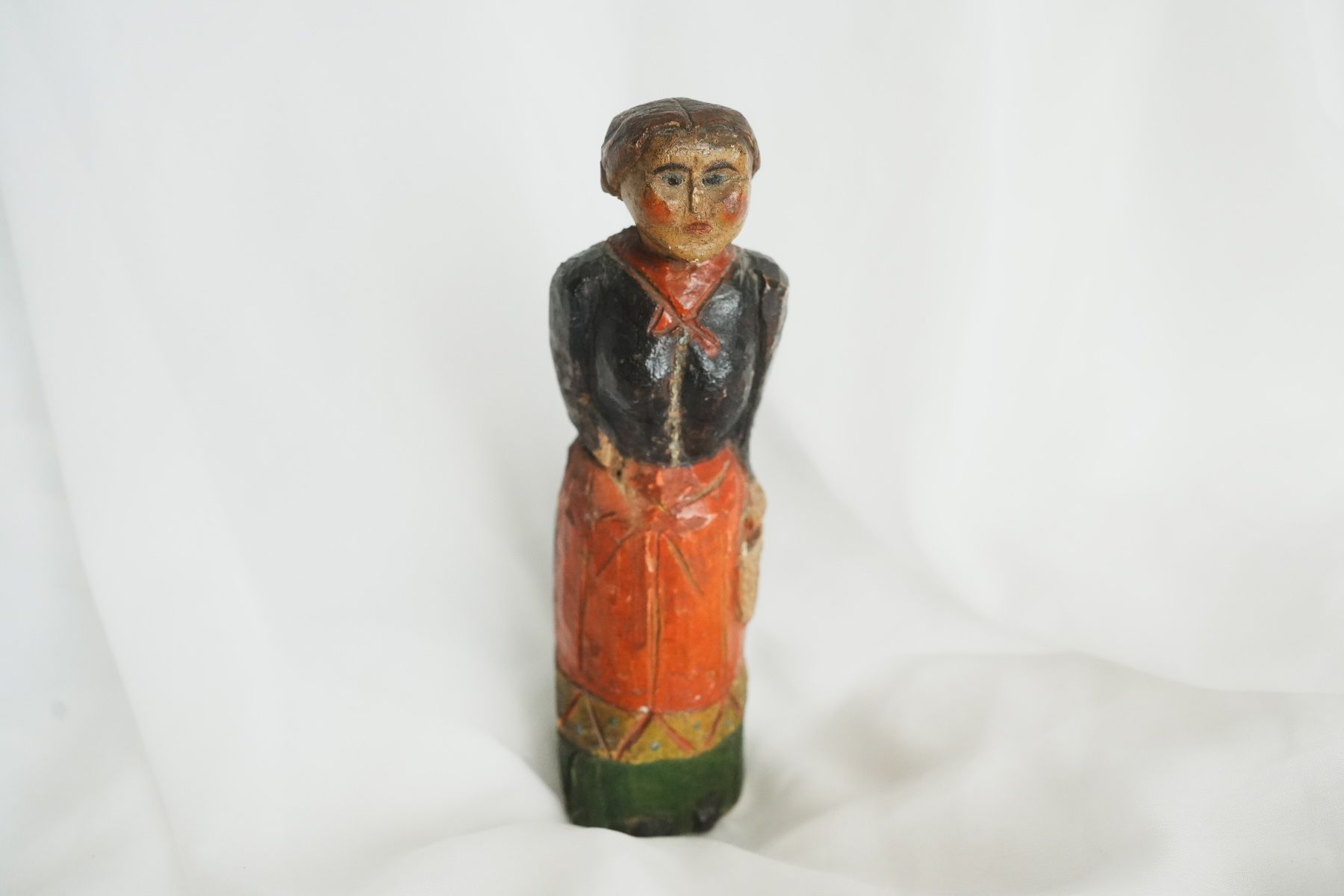 Statuette: Handgeschnitzte Holzfigur einer sitzenden Frau mit Handspieg – Usato da Volketswil venduto da HeredisAntiques