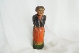 Handgeschnitzte Holzfigur einer sitzenden Frau mit Handspieg