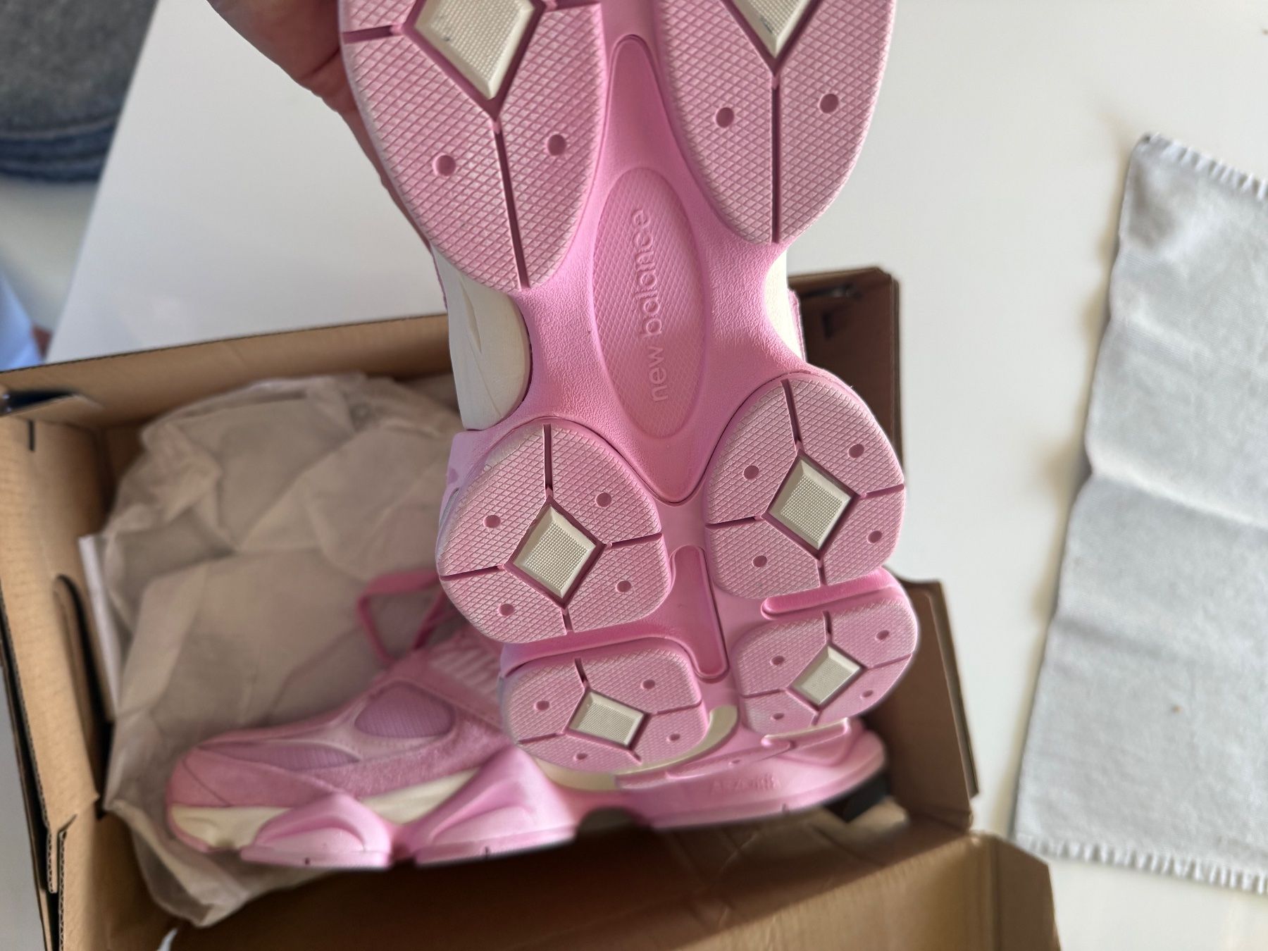 New Balance Scarpe da uomo: New Balance 9060 Pink Overdye 41,5 – Usato da Riehen venduto da JustynaMotyka 1
