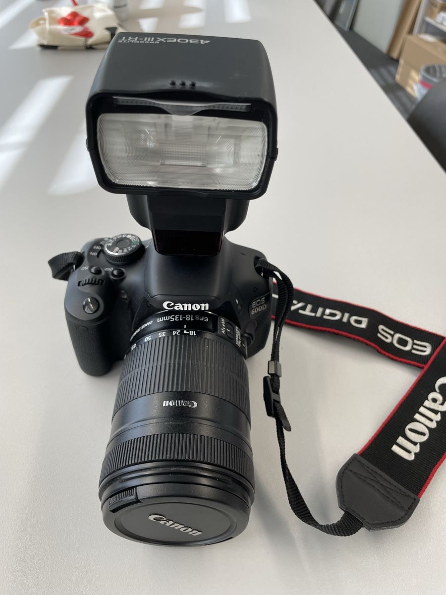 Canon Appareil photo: Spiegelreflexkamera Canon EOS 600D Objektiv Blitz Tasche – D'occasion à Frick par ive_6w85