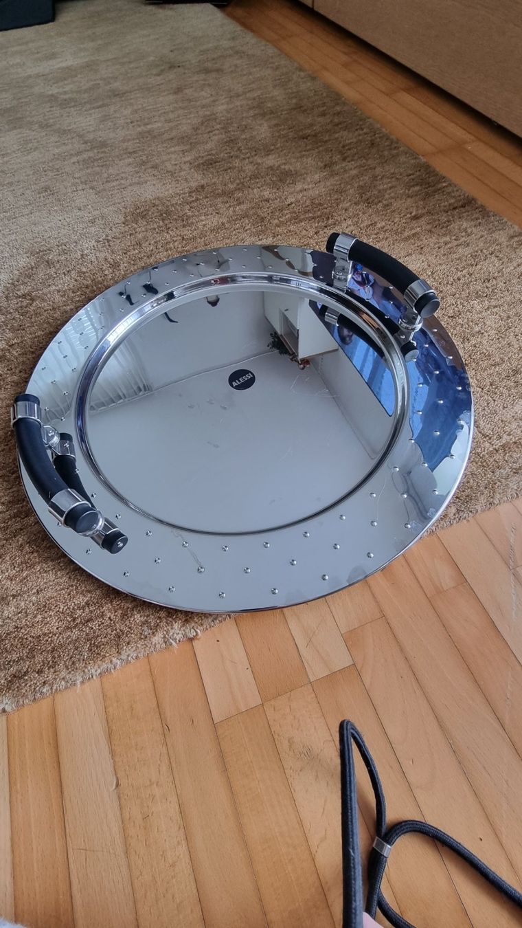 Alessi Servierplatten: Alessi Tablet mit schwarzen Griffen – Gebraucht aus Riedikon von Winter21. 2