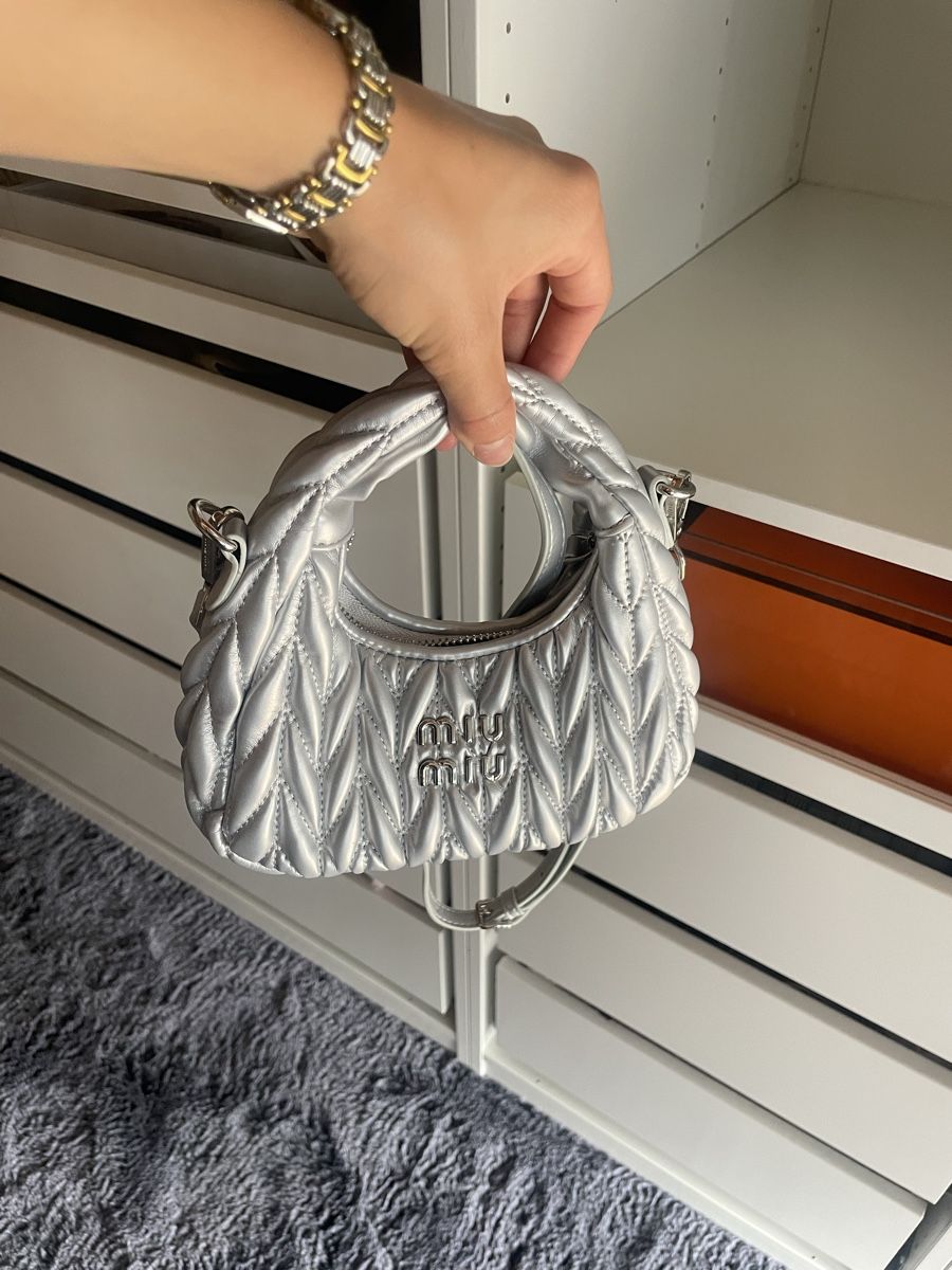 Miu Miu Taschen für Damen: Miu Miu Handtasche Silber klein – Gebraucht aus Rebstein von giu_hft9 1