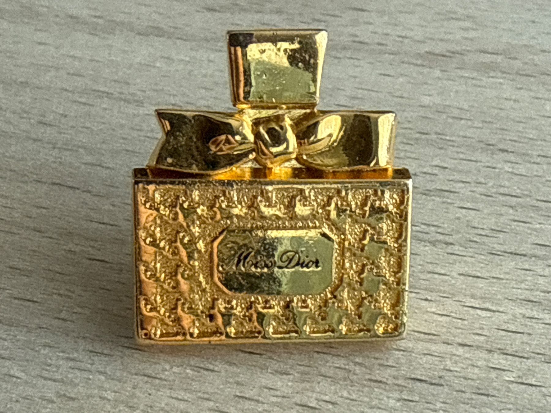 Placchette & Badge: Pin Parfumflasche Miss Dior – Usato da Glattbrugg venduto da Schweigmatt