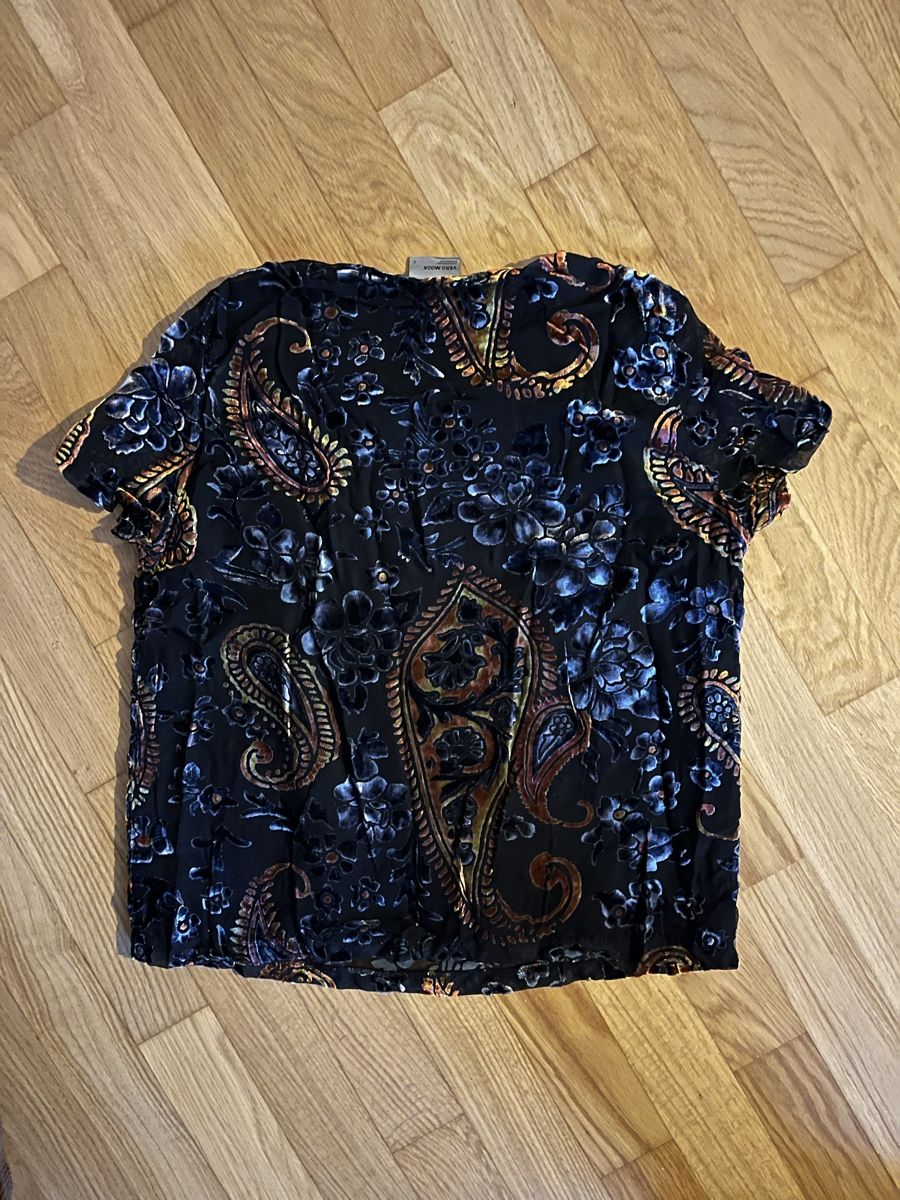 Vero Moda T-shirt: Schwarzes Shirt mit Samtapplikationen – Usato da Zürich venduto da Insert_Name 1