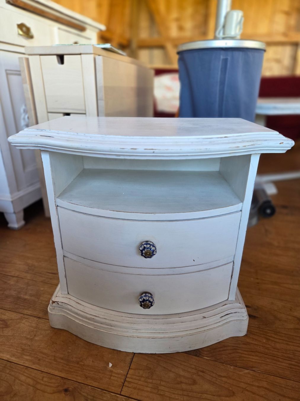 Cassettiere: Shabby chic Nachttisch / Kleine Beistellkommode – Usato da Lostorf venduto da Mugi_82