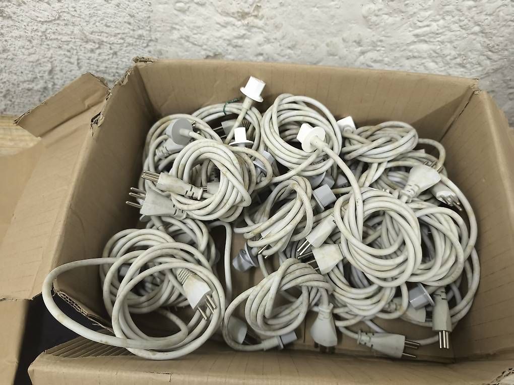 Apple Câbles: Apple Stromkabel mit Schweizer Stecker (1,8 m) – D'occasion à Binningen par saviola01