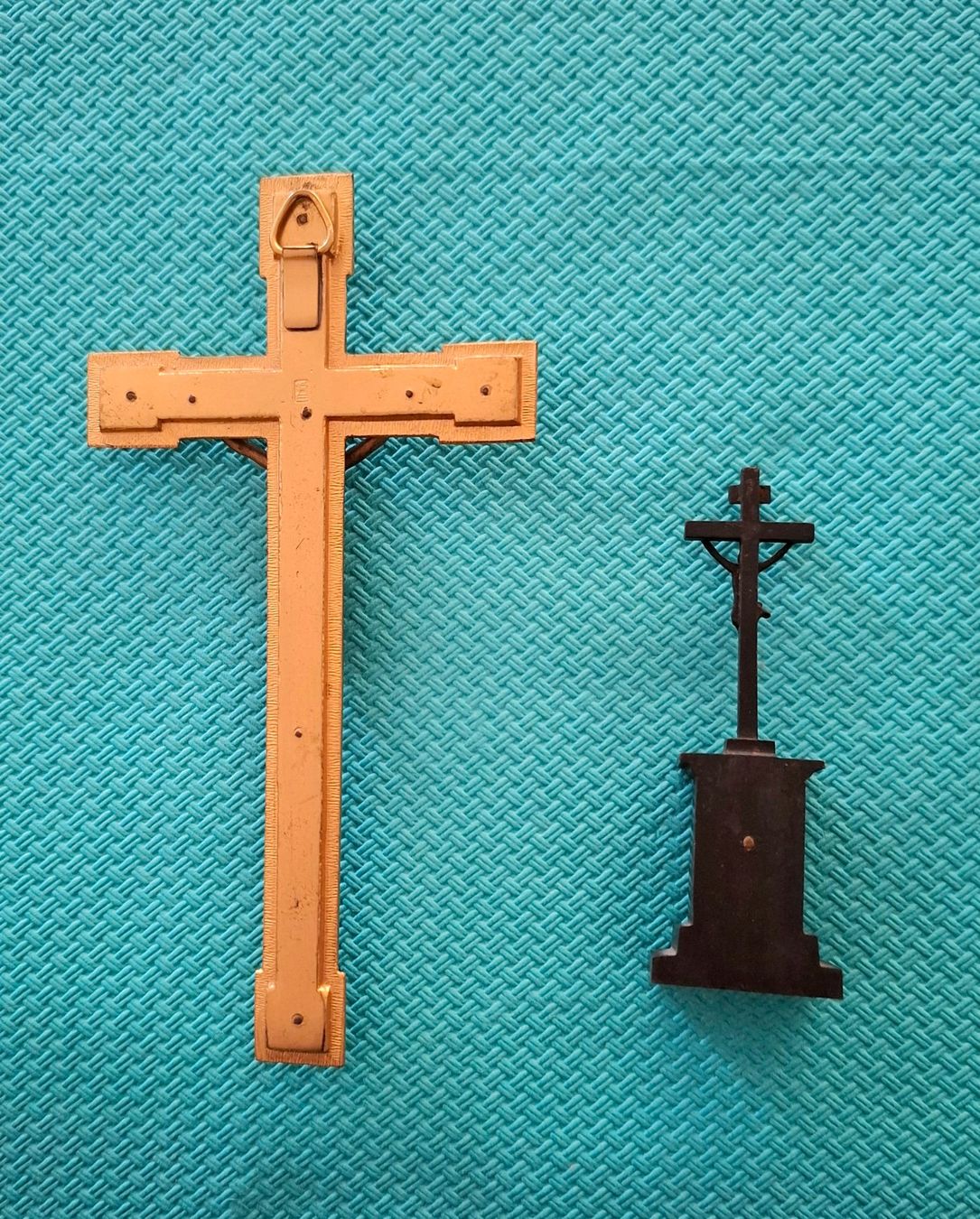 Statuette: 2 ANTIKE KRUZIFIXE METALL – Usato da Grüningen venduto da Kartensammler 1