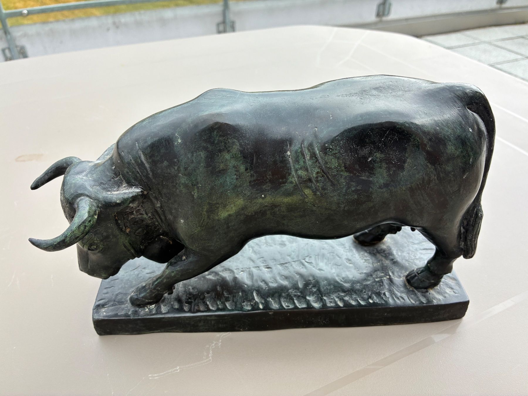 Sculture & Statue: Kunstguss, Kuh im Angriff – Usato da Brügg BE venduto da Hugobeppo