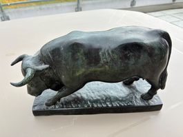 Kunstguss, Kuh im Angriff