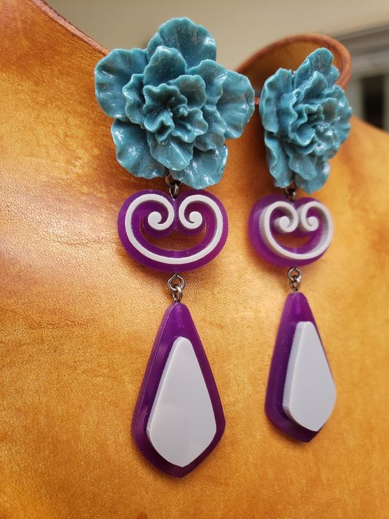 DESIGN - Orecchini Pendenti Con Cristalli Misti E Design Lineare Color Argento