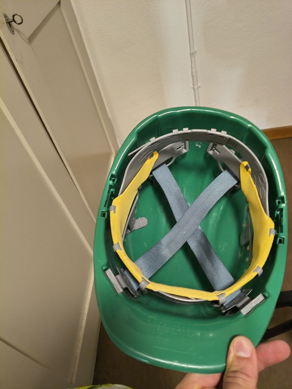 Visage & Oreilles: Green Safety Helmet, Good Condition – D'occasion à Zürich par TrainLine 2