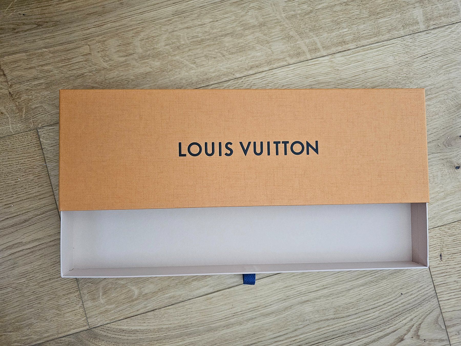 Louis Vuitton Autres décorations & accessoires: Biete Original Louis Vuitton Karton – Neuf (Voir description) à Eiken par win_7bqc