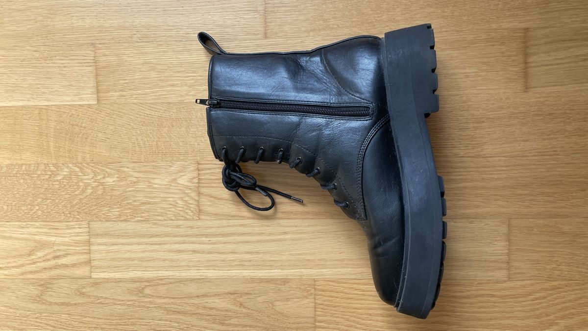 Scarpe da donna: Schwarze Boots mit Schnürsenkel – Usato da Zürich venduto da anrech 1