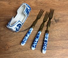 Antike Gabeln & Porzellanhalter, Blau-Weiss Dekor, Top