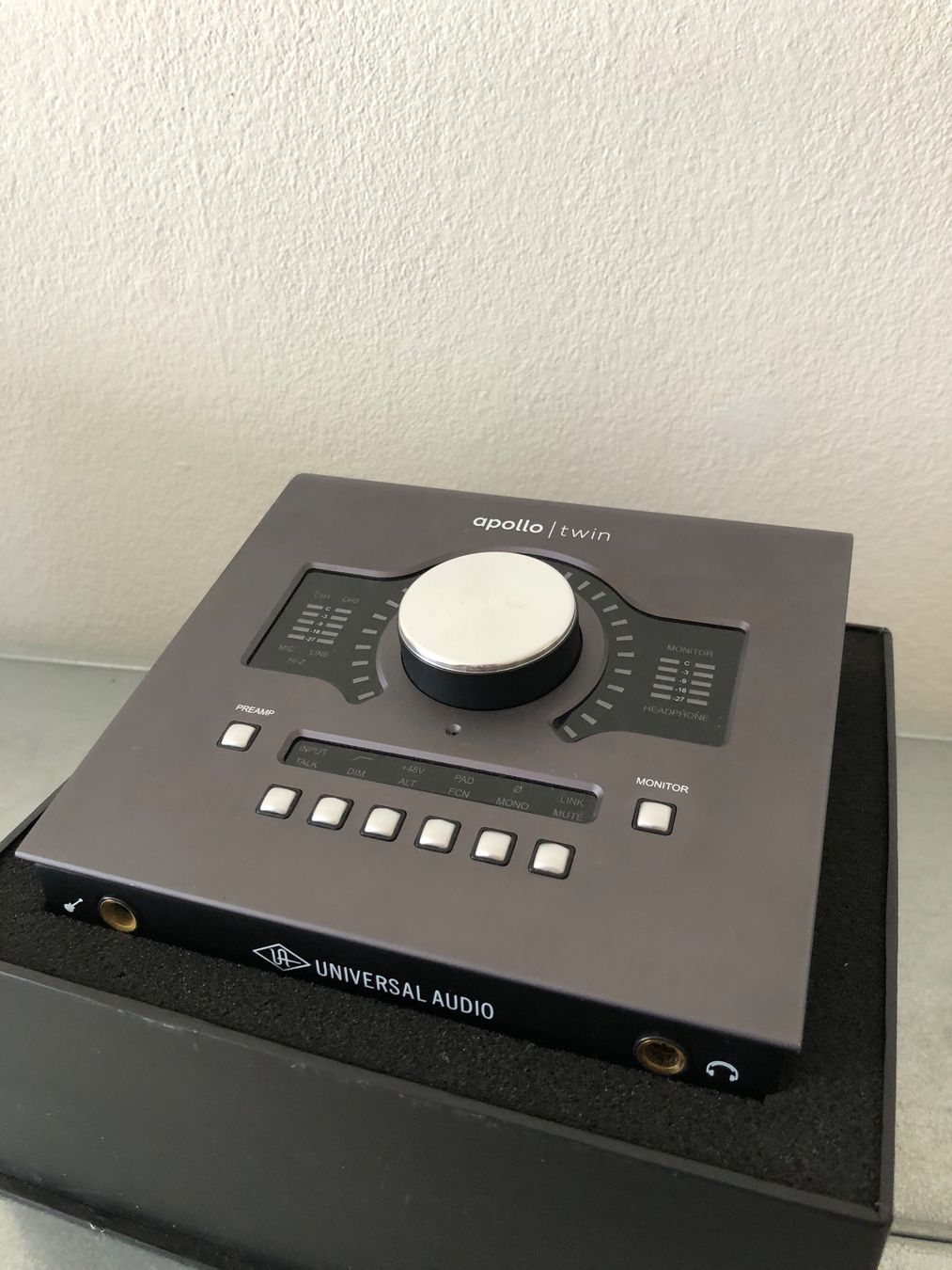 Attrezzatura per studi di registrazione: Apollo Twin Universal Audio MKII duo Thunderbolt – Usato da Basel venduto da Amechan.