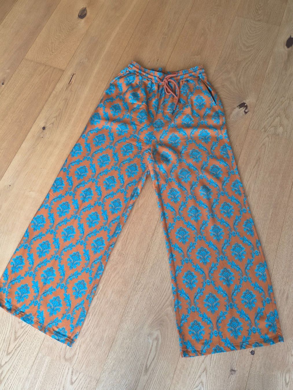 Hosen: Weite Damenhose gemustert orange blau – Gebraucht aus Spiegel b. Bern von brand06 1
