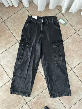 Neue schwarze Cargohose im Baggy-Fit 