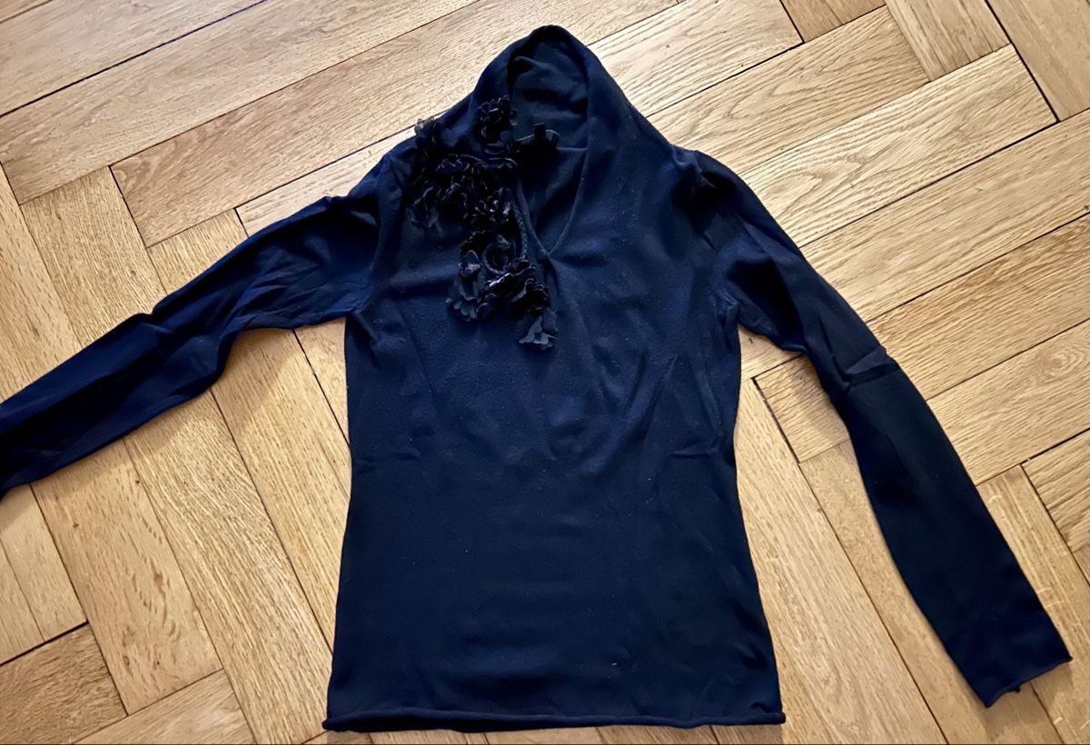 Armani Pullover & Sweatshirts: Armani Pullover mit Blumen-Detail – Neu (gemäss Beschreibung) aus Muttenz von cho_xj52