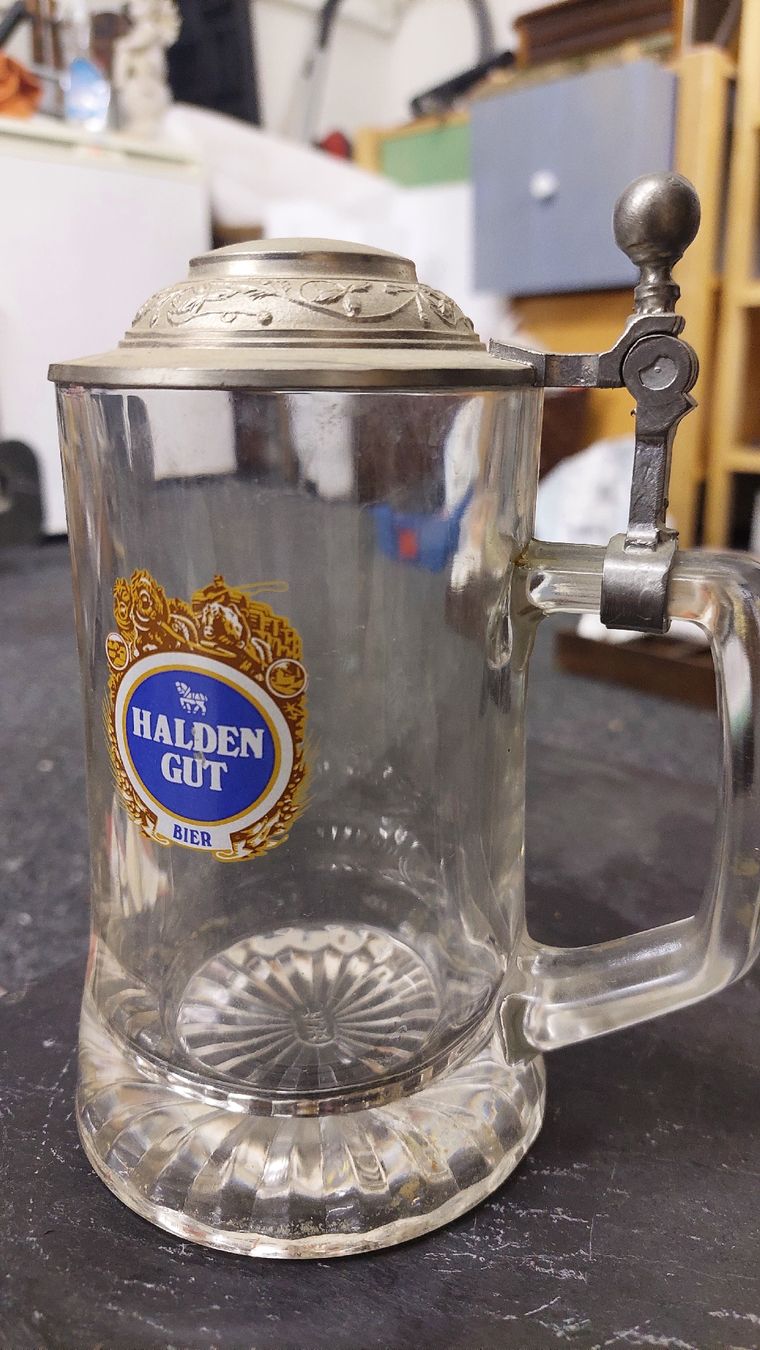 Haldengut Bicchieri: Bierkrug mit Zinndeckel aus der Sammlung – Nuovo (secondo la descrizione) da Basel venduto da O-MEGA 3