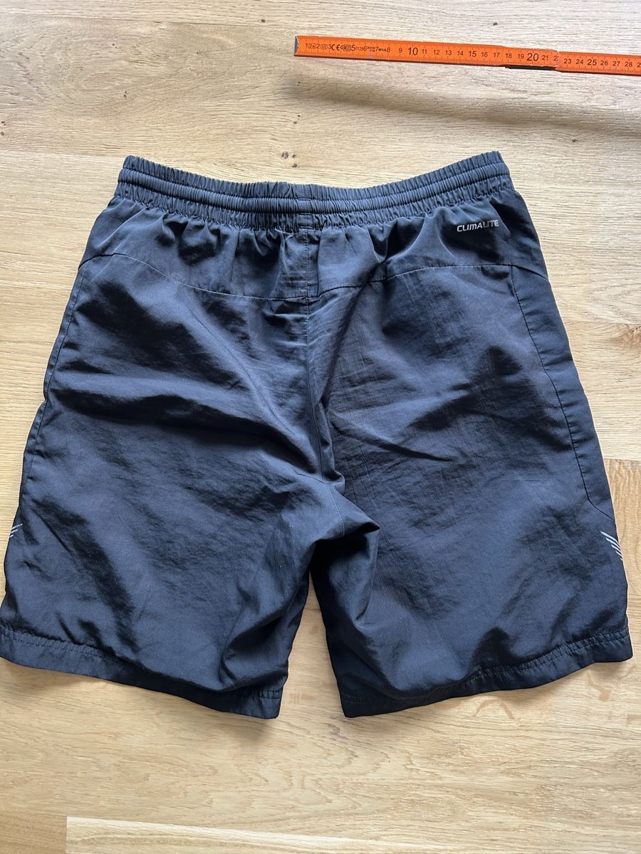 Adidas Hosen: Adidas Shorts schwarz Grösse M – Gebraucht aus Herisau von trainee0102 1