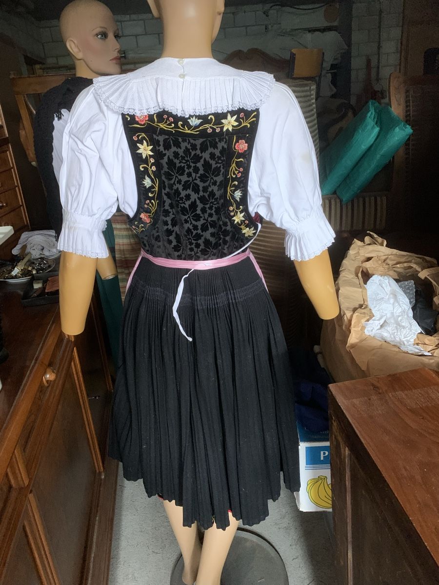Costumi: Wunderschöne Trachten,Gr.36, Originale,Sonntag/Arbeit, – Usato da Siglistorf venduto da Allerhand0 1
