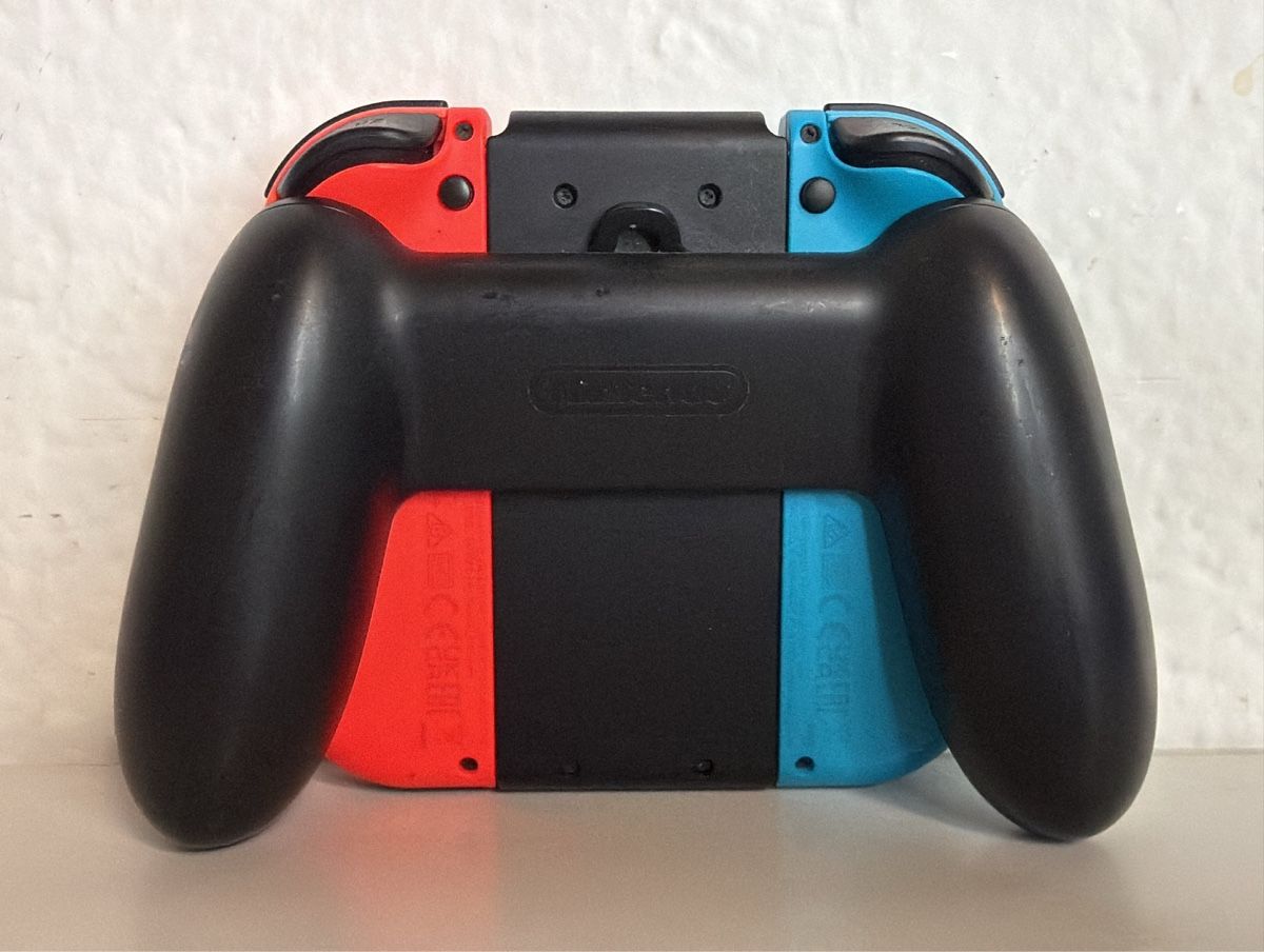 Nintendo Manettes: Nintendo Switch Joy-Con Controllers + Grip 🎮 – D'occasion à Ehrendingen par bubulence 1