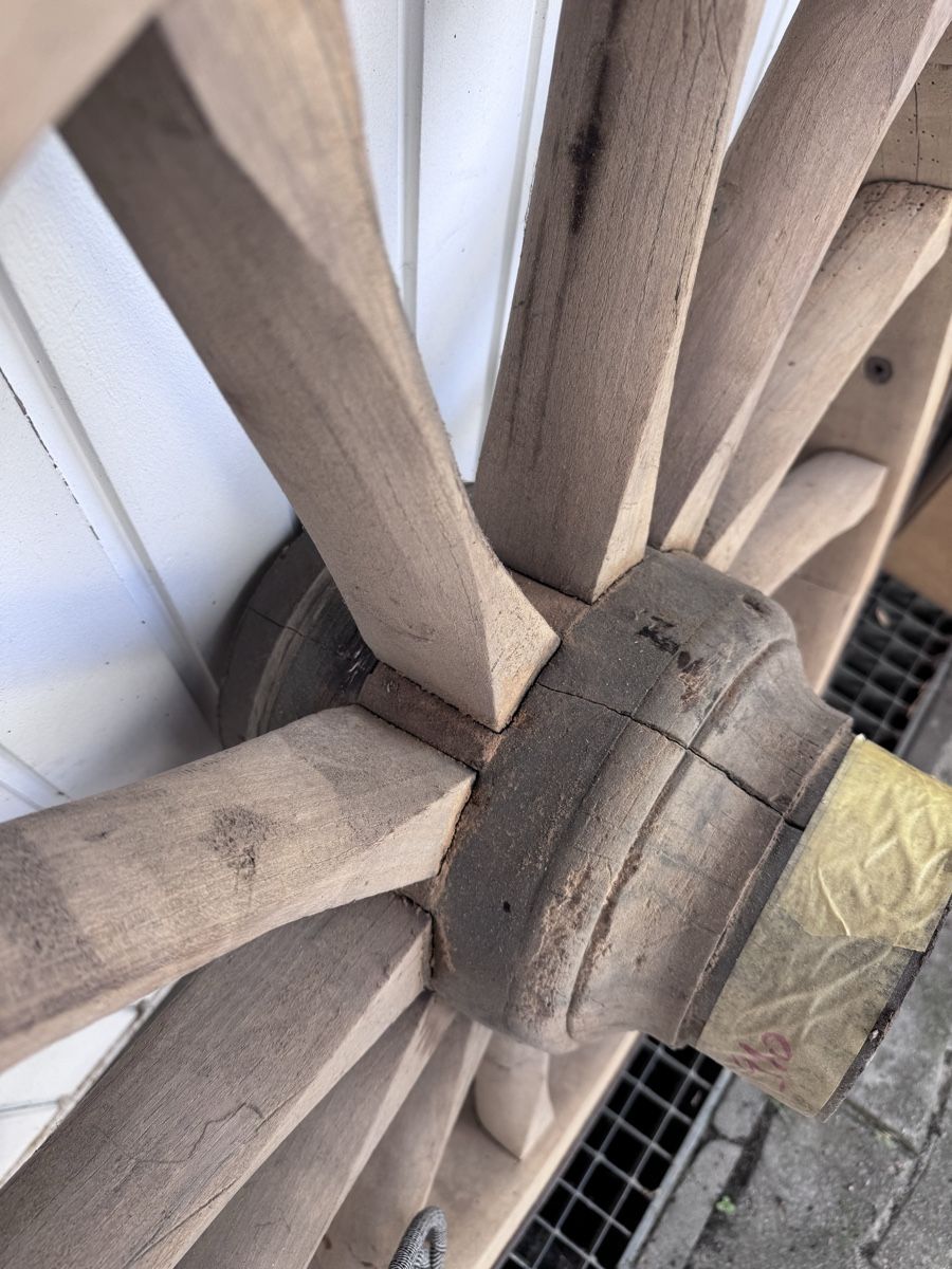 Alle Dekorationen: Antikes Wagenrad Holz 91cm Durchmesser – Gebraucht aus Niederbüren von Oetschli 3