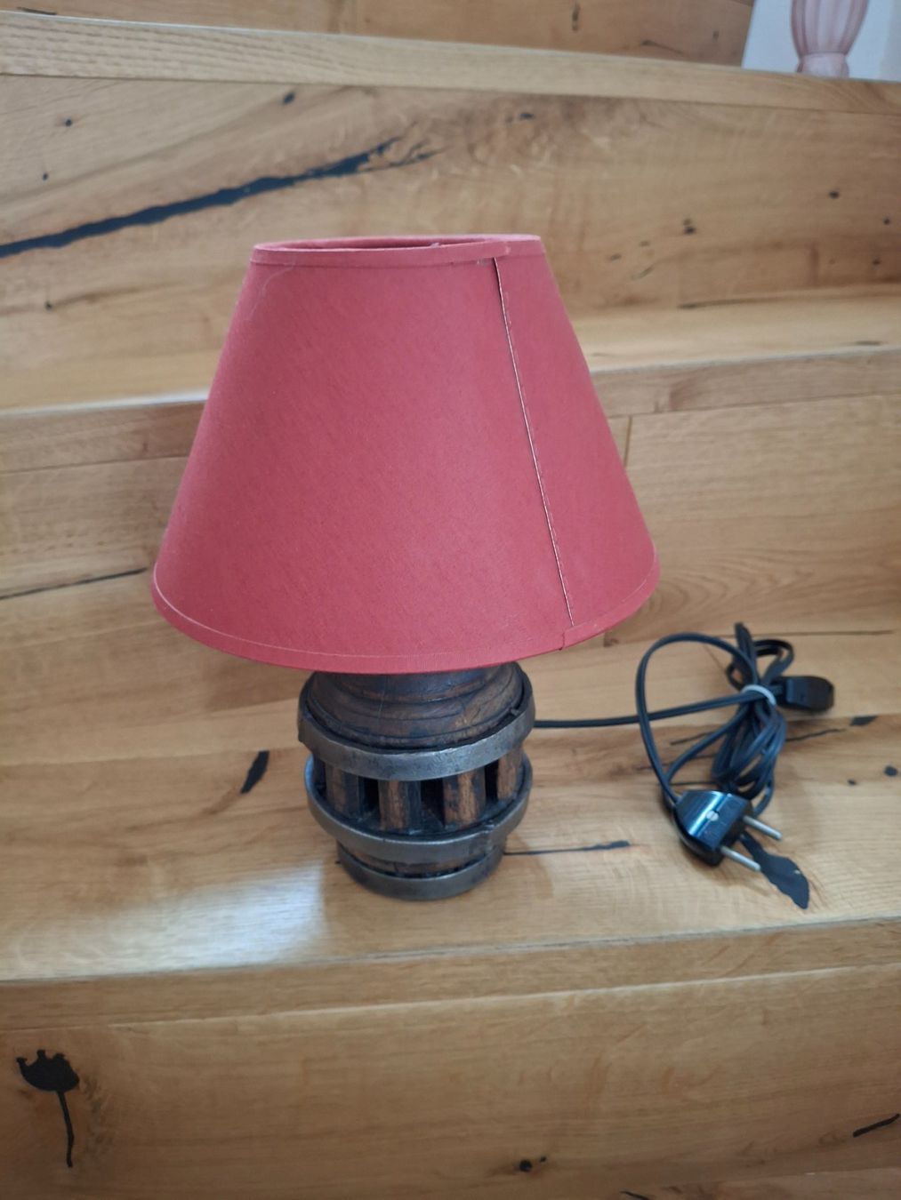 Lampen: Rustikale Tischlampe mit rotem Schirm, Vintage-Stil – Gebraucht aus Horriwil von TOKYONIGHTS