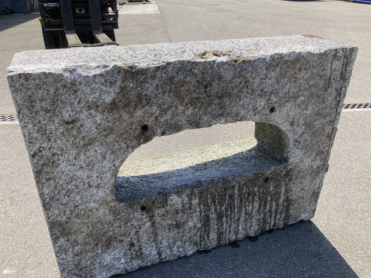 Pietre & tegole: Granit-Block mit Aussparung  – Usato da Uerkheim venduto da Dealer-4813