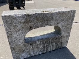 Granit-Block mit Aussparung 