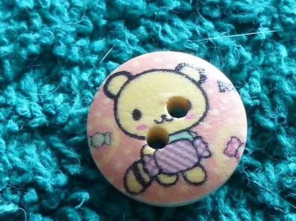 Knöpfe: 25 Holzknöpfe Teddymeiteli mit Täschli – Neu (gemäss Beschreibung) aus Hinwil von Glasperlen 1