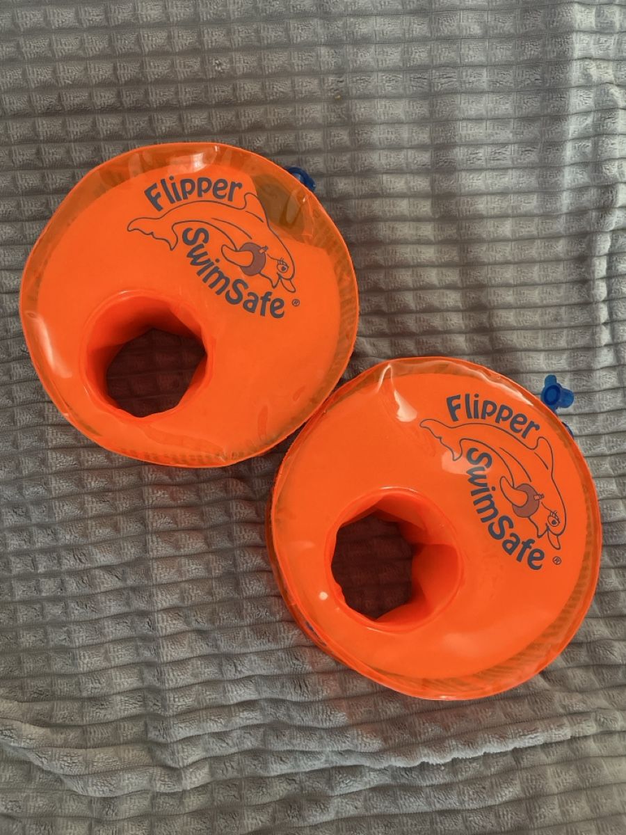 Flipperkästen: Schwimmflügeli Flipper SwimSafe – Gebraucht aus baden von jessgold