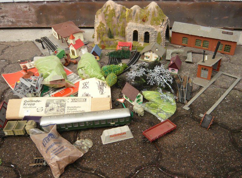 Märklin Modellini di ferrovie: Märklin Bahn mit diversem Zubehör – Usato da Ruggell venduto da Btt